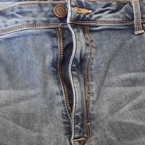 Skinny leg blue jeans